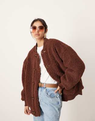 ASOS EDITION - Oversize-Bomberjacke aus Teddyfell in Schokobraun mit Schnallendetail-Brown