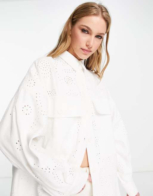 ASOS EDITION – Oversize-Hemdjacke in Weiß mit Lochstickerei