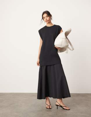 ASOS EDITION - Oversize-Maxi-T-Shirt-Kleid aus kontrastierenden Materialien in Schwarz mit abfallender Taille-Weiß