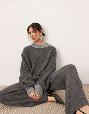 ASOS EDITION - Oversize-Pullover aus Bouclé-Strick in Anthrazit mit farblich abgesetztem Ausschnitt-Grau