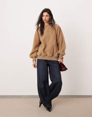 ASOS EDITION - Oversize-Sweatshirt aus Teddyfell in Taupe mit verstärktem Design-Neutral