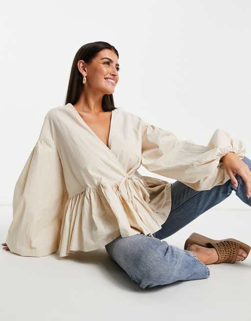 ASOS EDITION - Oversized aangerimpelde wikkeltop met blousonmouwen in crème