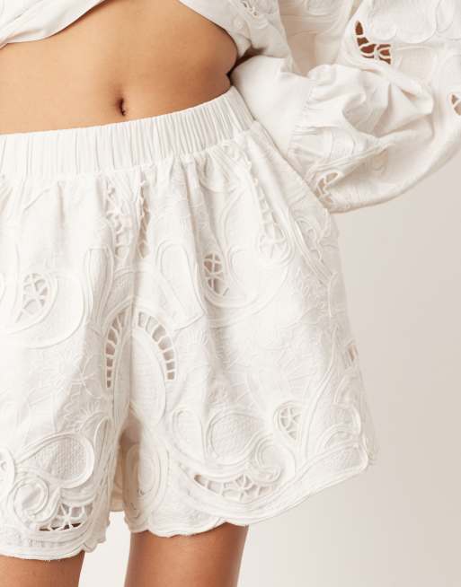 ASOS EDITION - Pantaloncini squadrati bianchi in pizzo sangallo in coordinato, 3 di 5