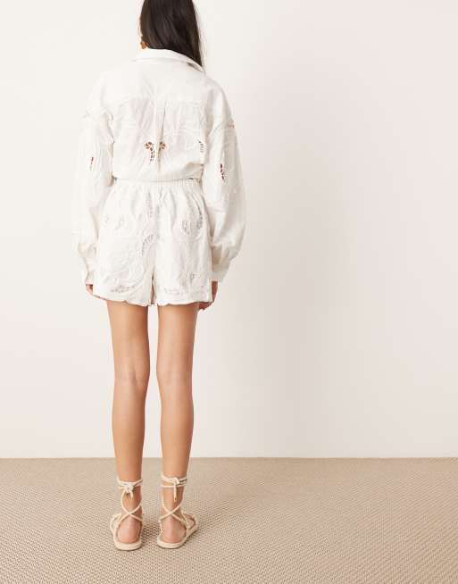 ASOS EDITION - Pantaloncini squadrati bianchi in pizzo sangallo in coordinato, 4 di 5