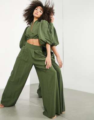 ASOS EDITION - Pantaloni a fondo ampio verde oliva con pieghe sul davanti