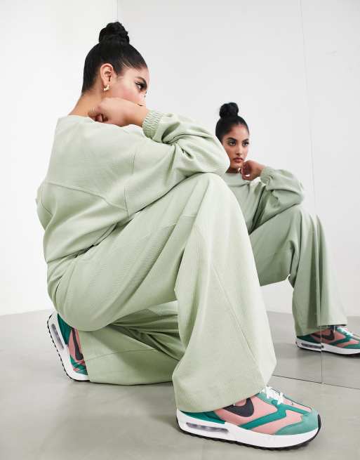 ASOS EDITION - Pantaloni a vita alta in jersey testurizzato verde salvia, 2 di 4