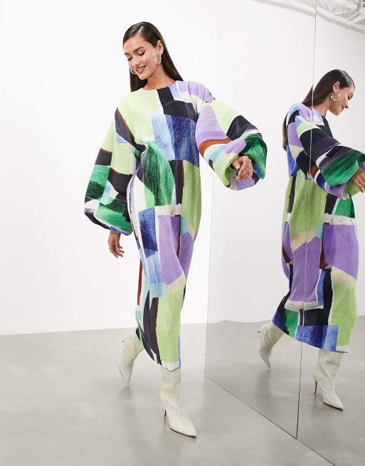 ASOS Edition – Plisowana sukienka maxi z długimi obszernymi rękawami z obcisłymi mankietami w abstrakcyjny wzór