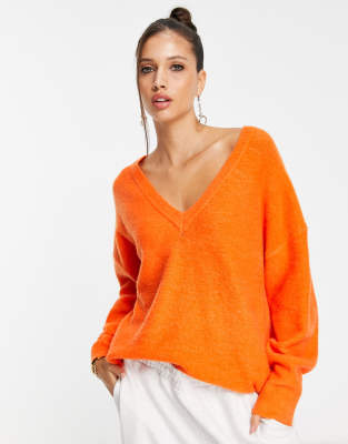 ASOS EDITION - Pullover in strahlendem Orange mit V-Ausschnitt