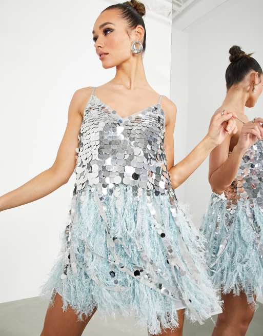 ASOS EDITION - Robe courte à sequins et paillettes avec ourlet à plumes  synthétiques - Argenté et bleu