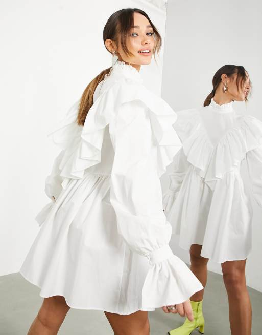 ASOS EDITION - Robe courte à volants avec col montant et poignets oversize - Blanc