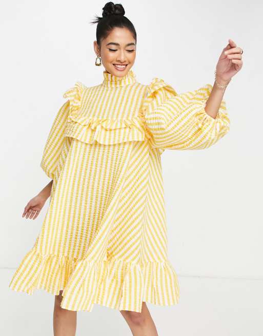 ASOS EDITION - Robe courte à volants et col montant en tissu rayé texturé - Jaune