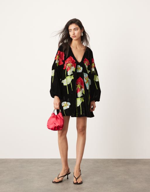 ASOS EDITION Robe courte ample en velours a broderie fleur et decollete plongeant Noir