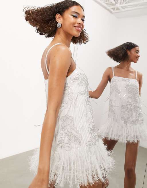 ASOS EDITION Robe courte avec perles et fleurs sequins avec ourlet plumes synth tiques Blanc