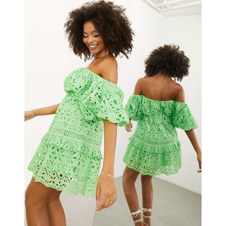 ASOS EDITION Robe courte bouffante en broderie anglaise avec volants etages et epaules denudees Vert vif ASOS