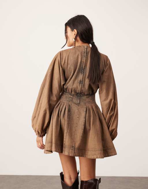 ASOS EDITION - Robe courte cintrée à la taille en jean avec manches ballon - Rouille délavé, 3 de 4