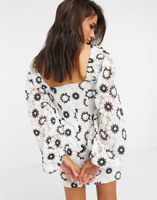 ASOS EDITION - Robe courte en organza brodé avec manches blousantes - Monochrome, 2 de 4