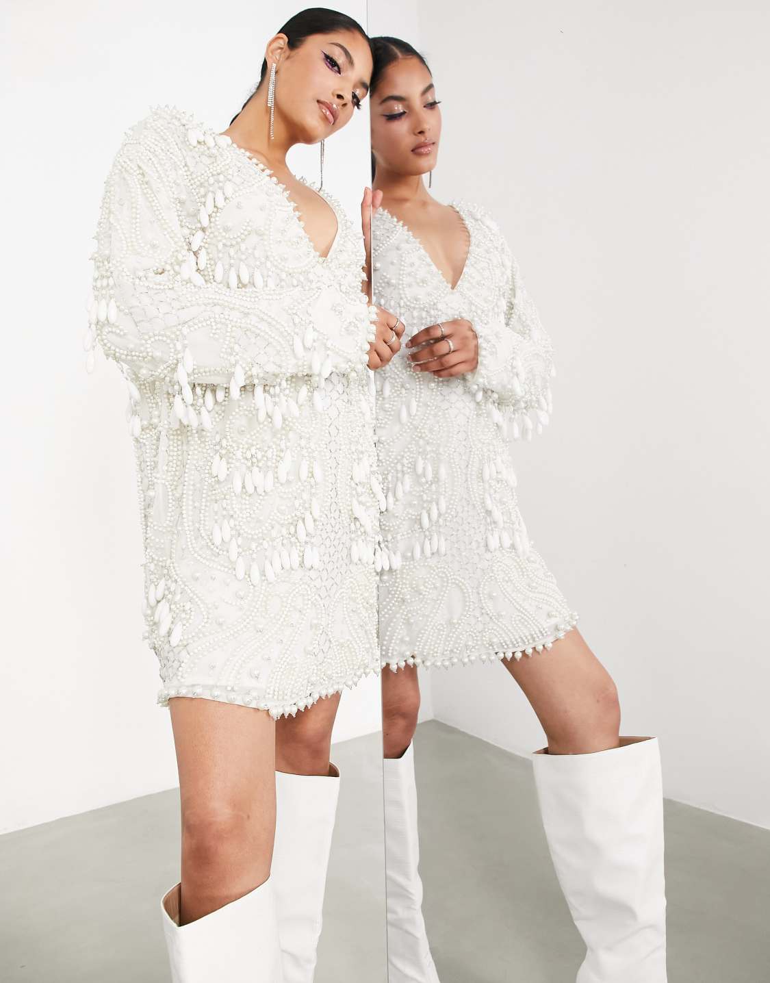 ASOS EDITION – Robe droite courte à décolleté plongeant ornée de perles goutte d’eau – Ivoire Robes de mariée courtes The Wedding Explorer