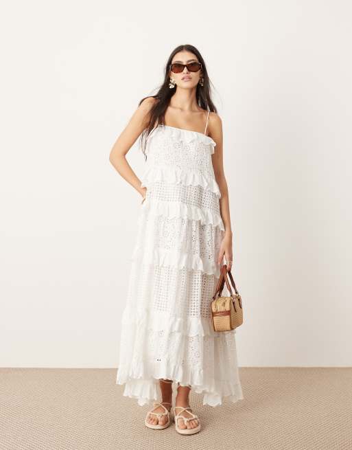 ASOS EDITION - Robe évasée longue en broderie anglaise à volants étagés et bretelles fines - Blanc