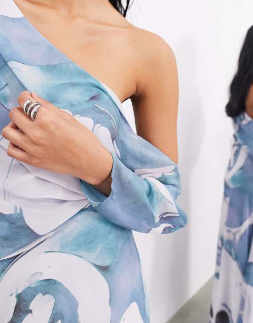 ASOS EDITION - Robe longue drapée en tissu doux et transparent à épaules dénudées avec imprimé tourbillon - Bleu, 4 de 4