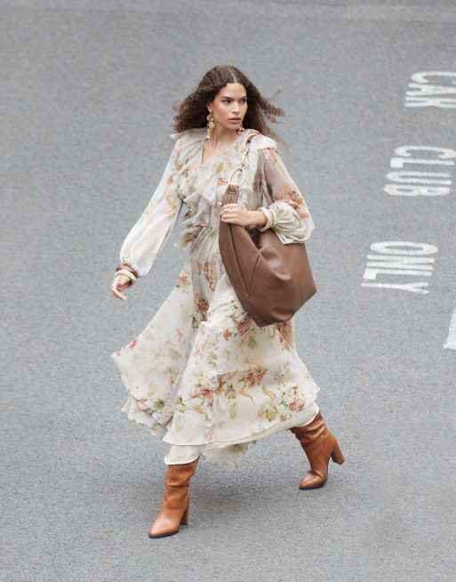ASOS EDITION - Robe longue en mousseline à fleurs et volants avec bords effilochés et cordon de serrage à la taille - Crème 