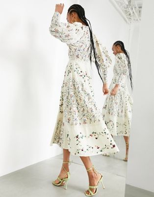 Robes pour mariages EDITION - Robe mi-longue à fleurs brodées avec empiècements en dentelle
