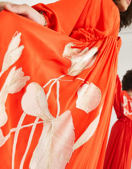 ASOS EDITION - Robe mi-longue avec traîne, broderies tulipes et taille froncée - Rouge tomate, 3 de 4