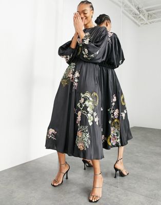 Femme EDITION - Robe mi-longue en satin à manches blouson et broderies fleuries - Noir