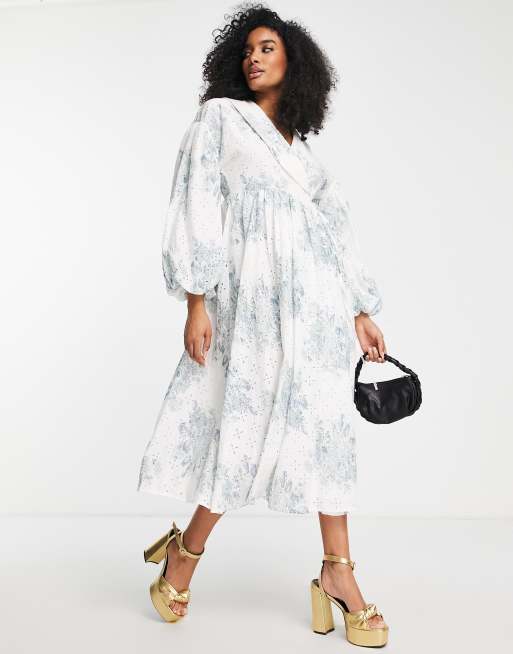 ASOS EDITION - Robe portefeuille mi-longue à smocks en broderie anglaise imprimée avec col - Blanc