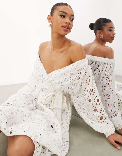 FhyzicsShops EDITION - Robe portefeuille mi-longue en broderie anglaise avec ceinture et épaules dénudées - Blanc