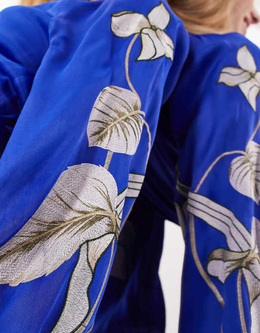 ASOS EDITION - Robe portefeuille mi-longue en satin à tulipes brodées - Bleu, 3 de 4
