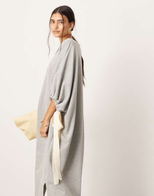 ASOS EDITION Robe pull oversize en jersey a col en V et liens contrastants Gris