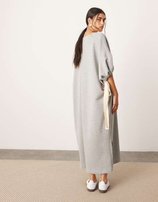 ASOS EDITION Robe pull oversize en jersey a col en V et liens contrastants Gris