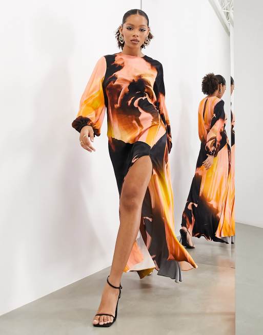 ASOS EDITION – Satynowa sukienka maxi w abstrakcyjny wzór z długim rękawem i rozcięciem
