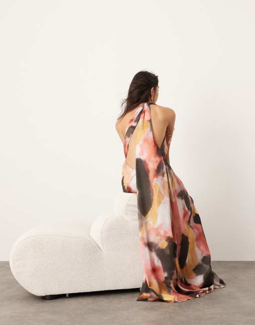 ASOS Edition – Satynowa sukienka maxi z dekoltem halter, kieszeniami i marszczeniem, w akwarelowy wzór