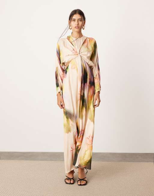 ASOS Edition – Satynowa sukienka maxi z wycięciami i rękawami typu nietoperz w różowy wzór