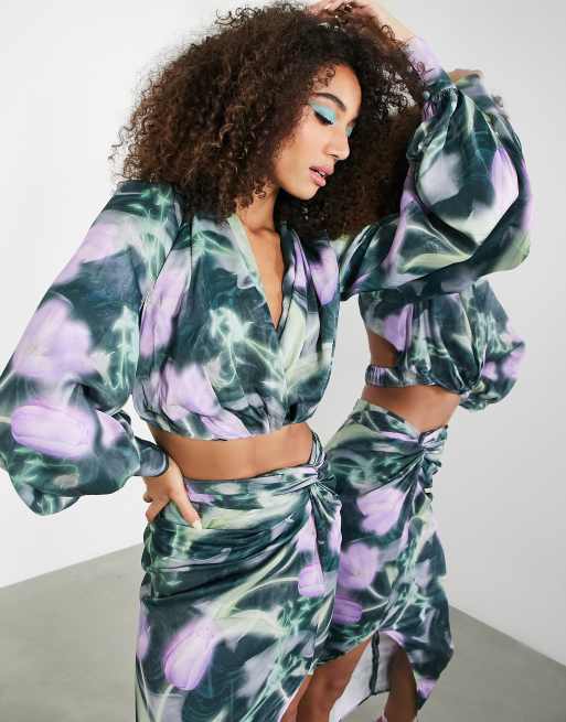 ASOS EDITION – Satynowy drapowany top z obszernymi rękawami z obcisłym mankietem, odkrytymi plecami i wzorem w kwiaty