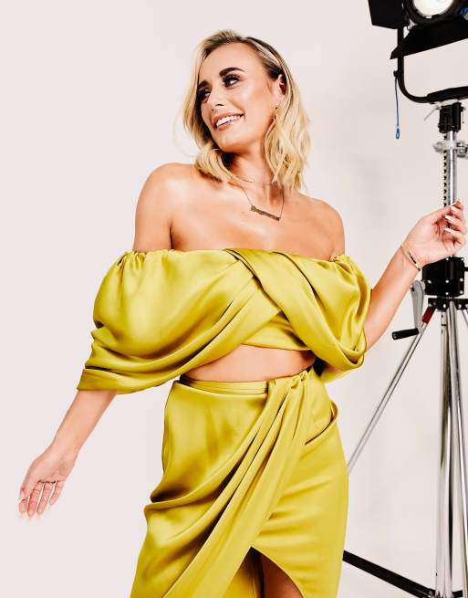 ASOS DESIGN – Senapsgult set med draperande topp och kjol i satin, 2 av 3