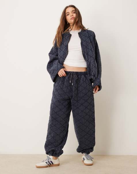 ASOS EDITION – Set aus gestepptem Jersey in grauer Acid-Waschung mit Jacke mit Reißverschluss und Oversize-Jogginghose - view 1