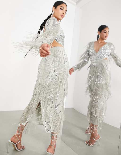 ASOS EDITION – Silverfärgad midiklänning med geometriskt mönster, utsmyckade fransar och djup ringning
