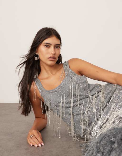 ASOS EDITION – Silvergrå, utsmyckad midiklänning med fransar, fuskfjädrar längs fållen och djup halsringning, 2 av 4