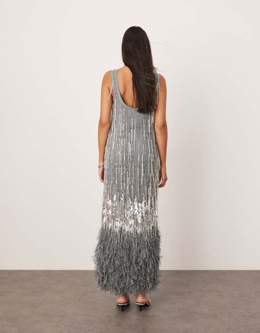 ASOS EDITION – Silvergrå, utsmyckad midiklänning med fransar, fuskfjädrar längs fållen och djup halsringning, 3 av 4