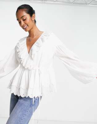 ASOS EDITION - Slå-om-smocktop med broderet krave med flæser i hvid