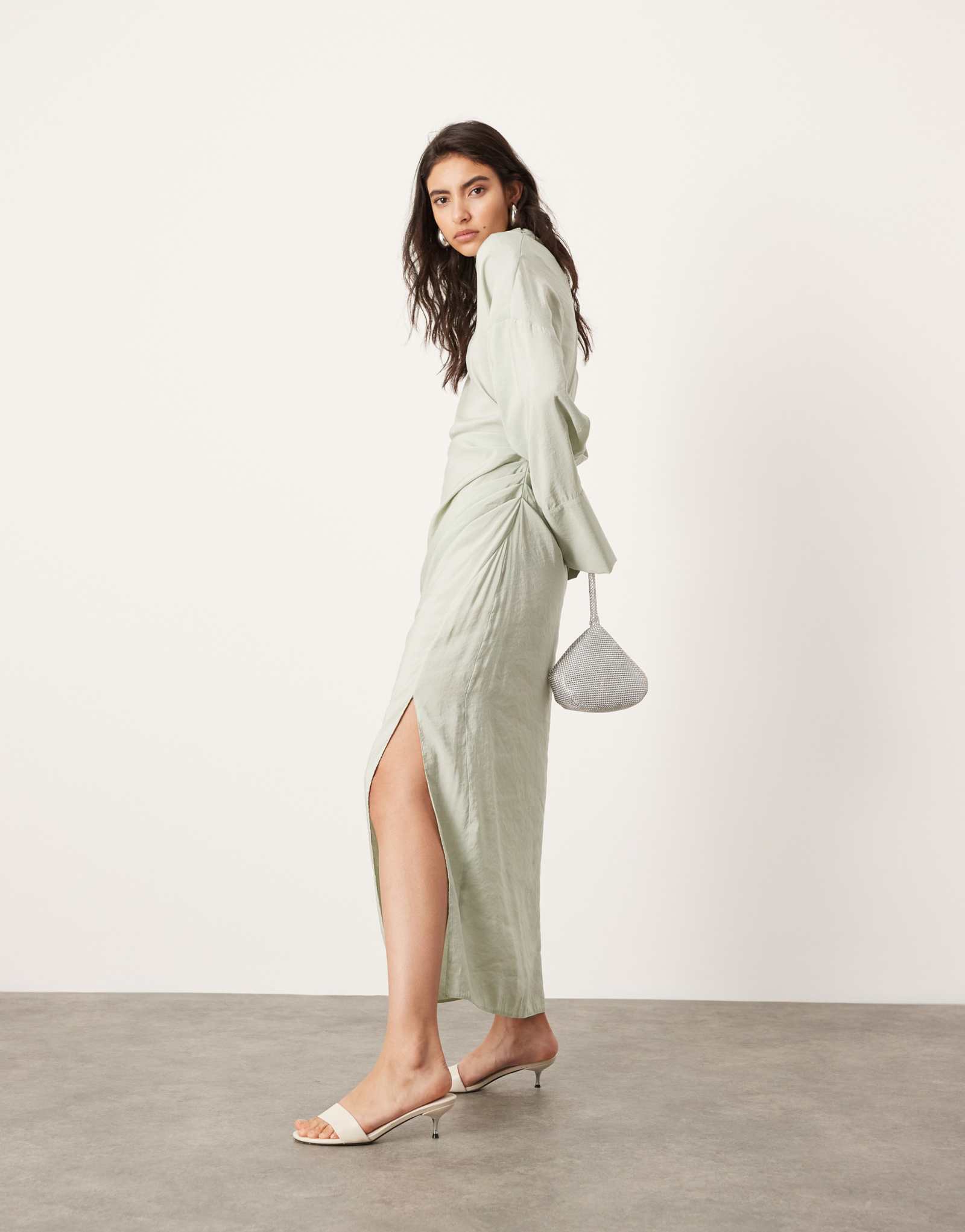 Мягкое макси-платье с высоким воротом и рюшами на спине от ASOS EDITION цвета бледно-шалфея