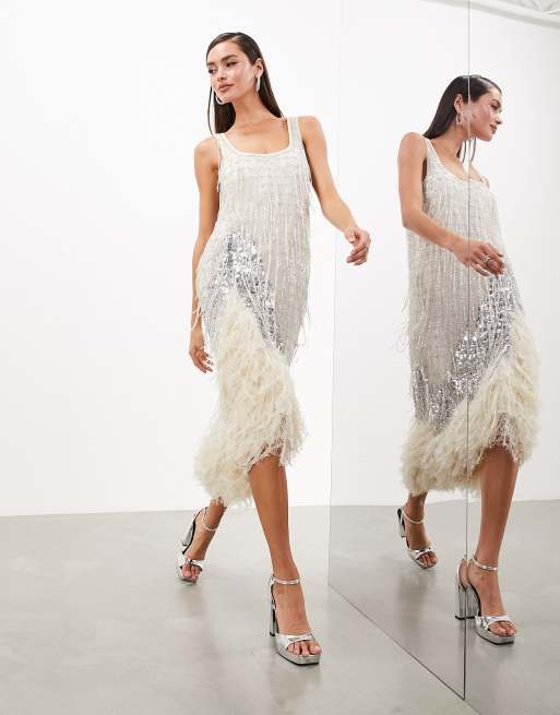 ASOS Edition – Srebrna zdoniona sukienka midi z frędzlami, dekoltem w kształcie litery U i sztucznymi piórkami