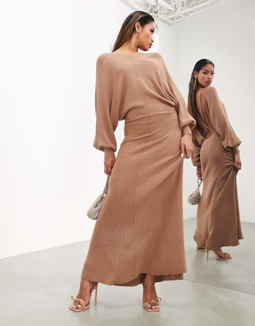ASOS EDITION - Strikket langærmet midikjole med bar ryg i mokkabrun