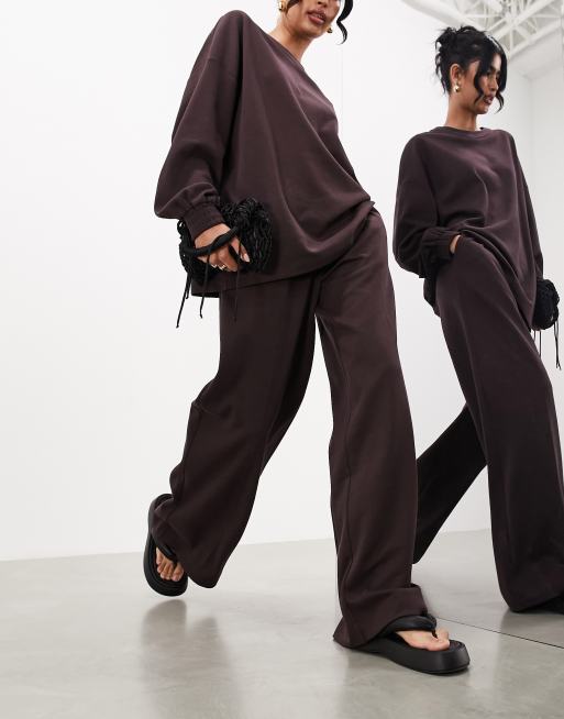 ASOS EDITION – Strukturierte, hochwertige Jersey-Hose in Braun mit Bundfalten und weitem Schnitt