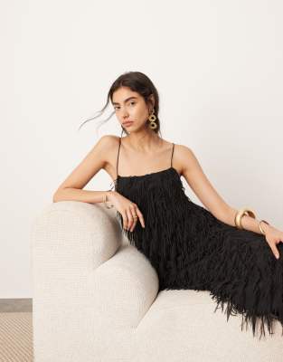 ASOS EDITION - Strukturiertes Maxi-Trägerkleid in Schwarz mit tiefem Rückenausschnitt und Fransenbesatz