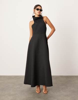 ASOS EDITION - Strukturiertes Maxikleid in Schwarz mit A-Linien-Schnitt und auffälligem Neckholder-Träger