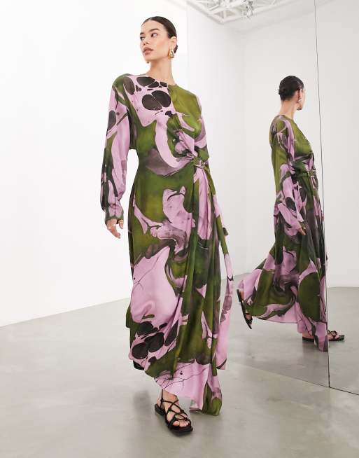 ASOS Edition – Sukienka maxi z długimi rękawami w kolorze khaki w abstrakcyjny wzór z zapięciem na pierścienie