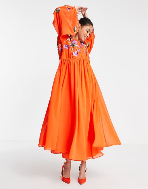ASOS EDITION – Sukienka maxi z obszernymi rękawami z obcisłym mankietem i haftowanym wzorem w kolorze pomidorowej czerwieni